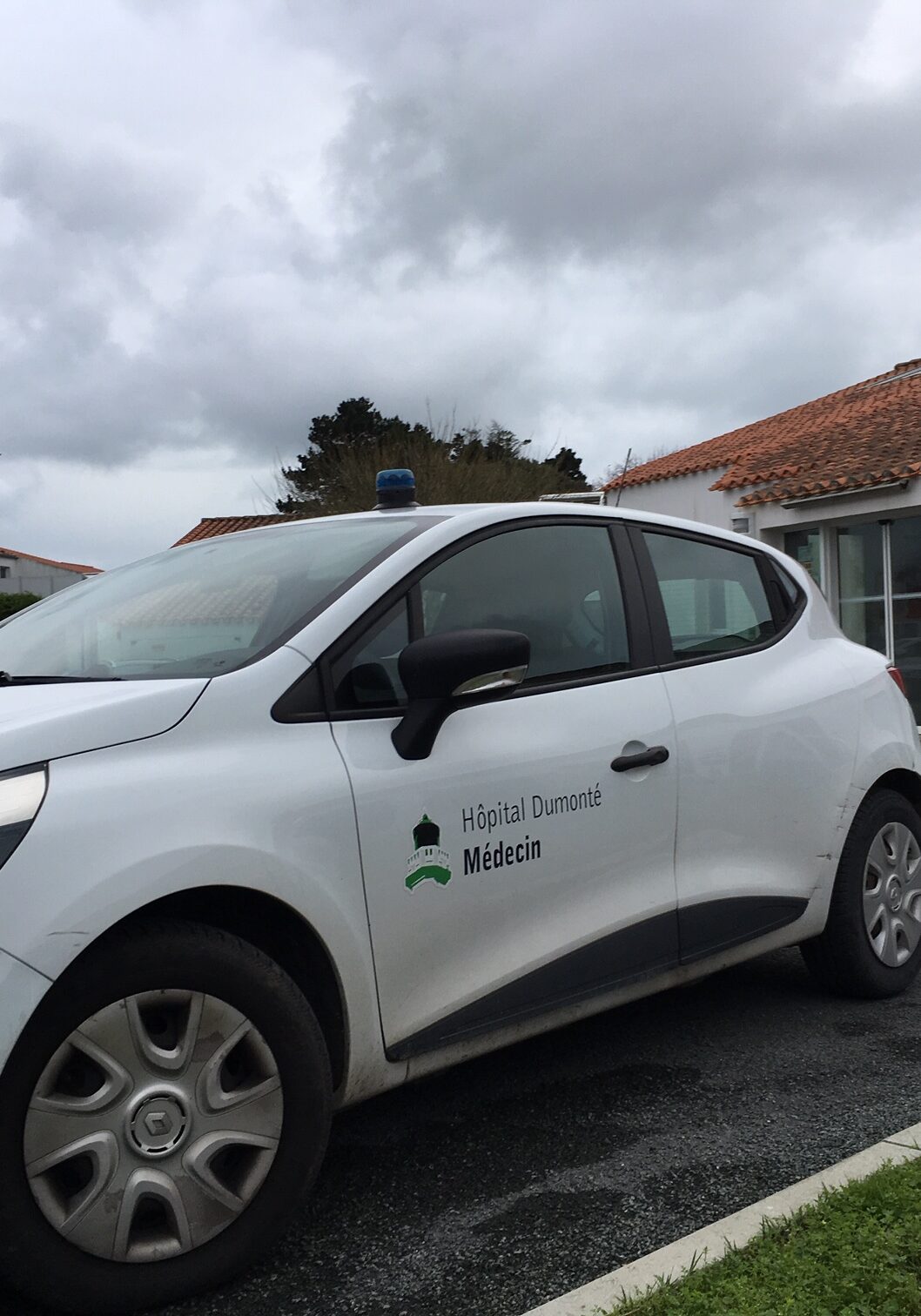 voiture de fonction de l'hopital dumonté, garé sur le parking de l'hôpital, à l'ile d'yeu